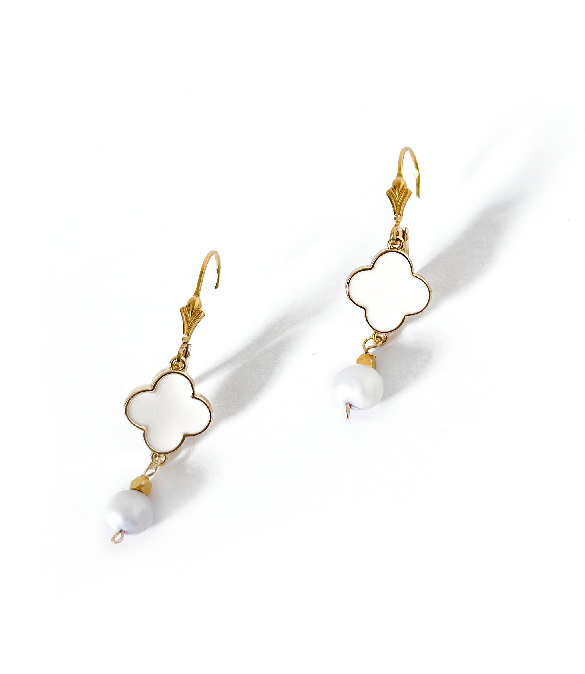 ピアス VINTAGE HOLLYWOOD Petal Ribbon Earrings 4BFK494 Clover nd Freshwater Pearl Dangle Earrings – Hetty • Los Angeles